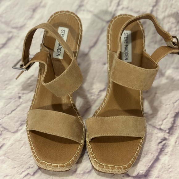 🔵”NWOT” Super Chic Tan Suede Wedge Sandals - Picture 5 of 12